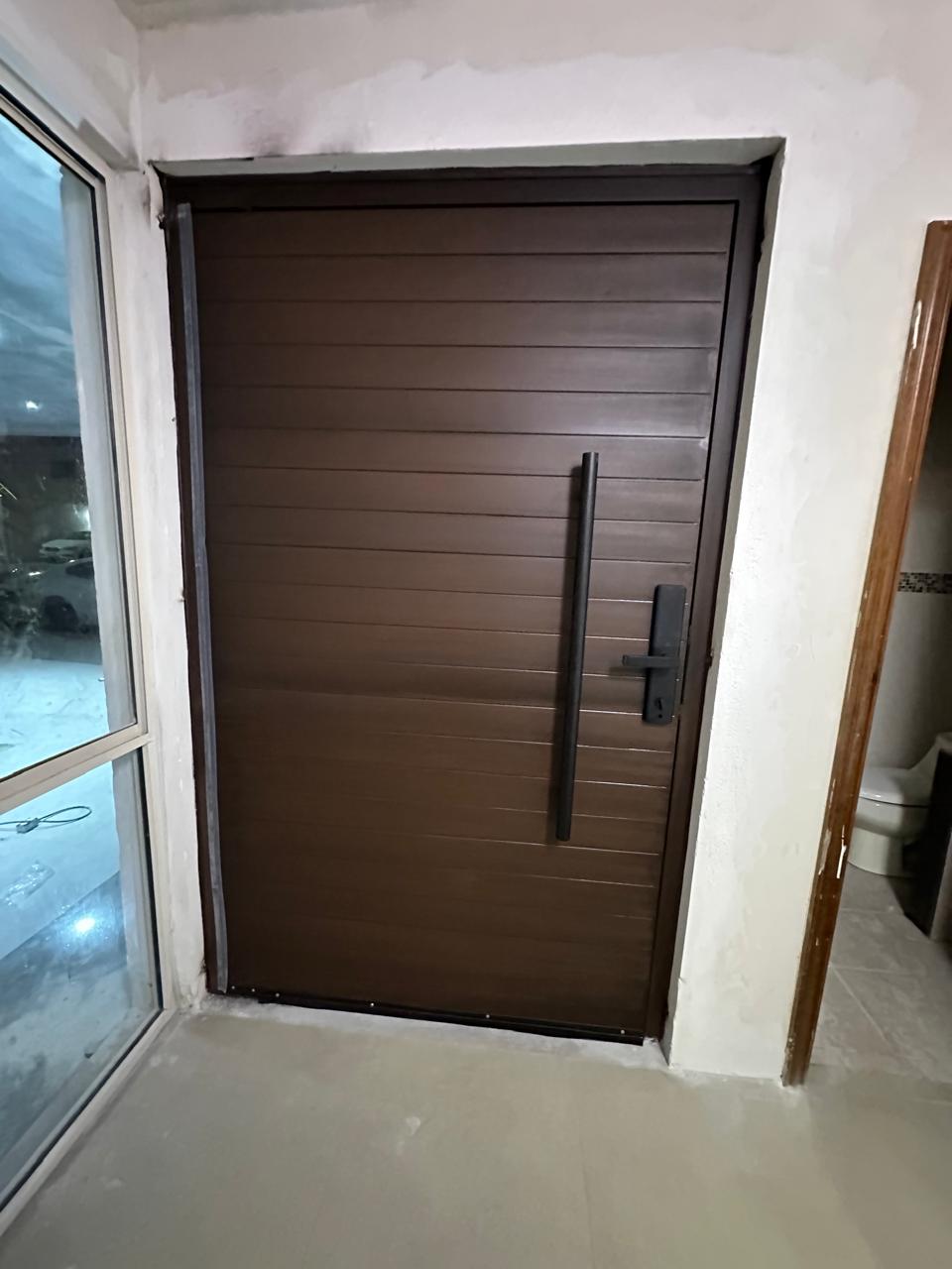 Puerta con barrotes